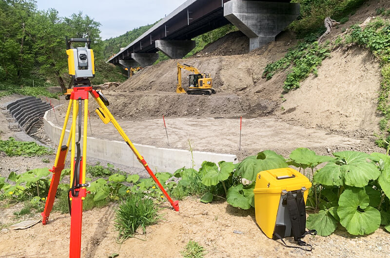 株式会社中川建設　i-Construction トータルステーションとセットで施工※GPS探知不能現場